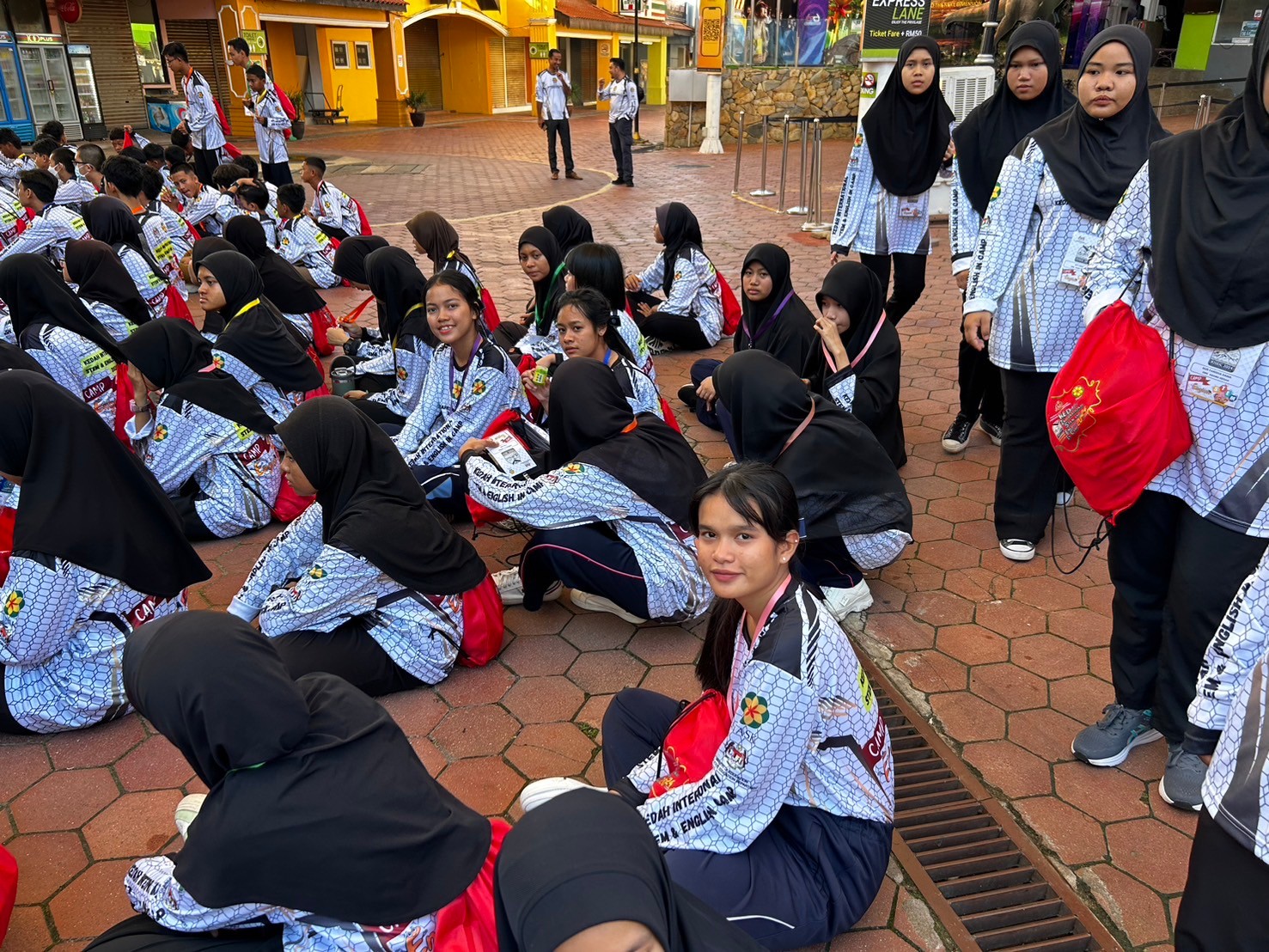 LINE_ALBUM_khay Stem and English Camp n prathes maleseiy_241120_15.jpg